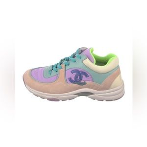 Authentic 
CHANEL
2019 Interlocking CC Logo Sneakers
Size: IT 40